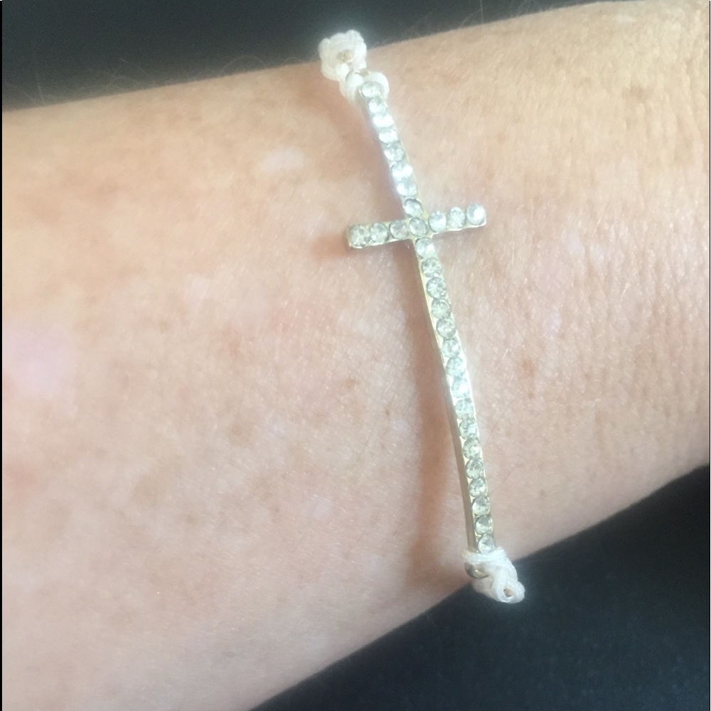 BNWT Adjustable Dainty Rhinestone Cross bracelet✅